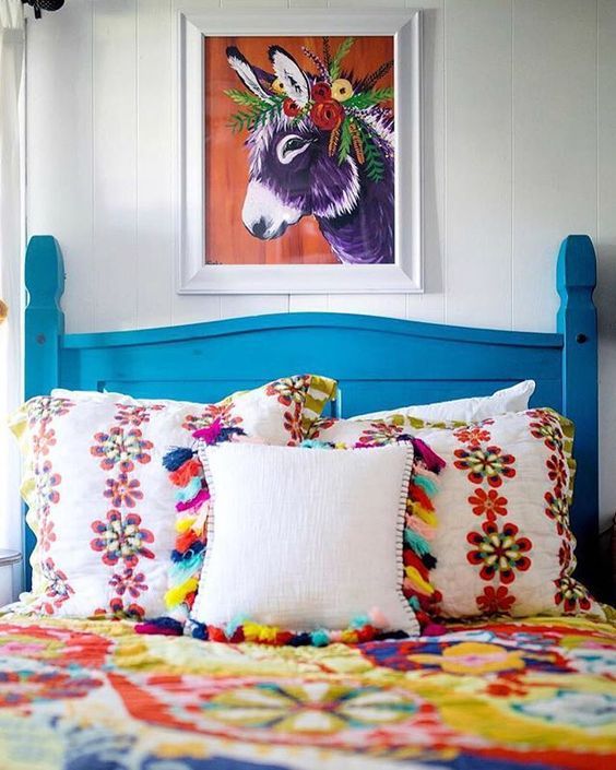 спальня с яркими подушками.jpg