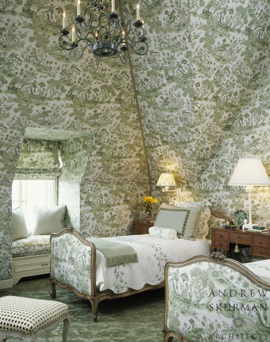 красивая спальня в мансарде фото.jpg