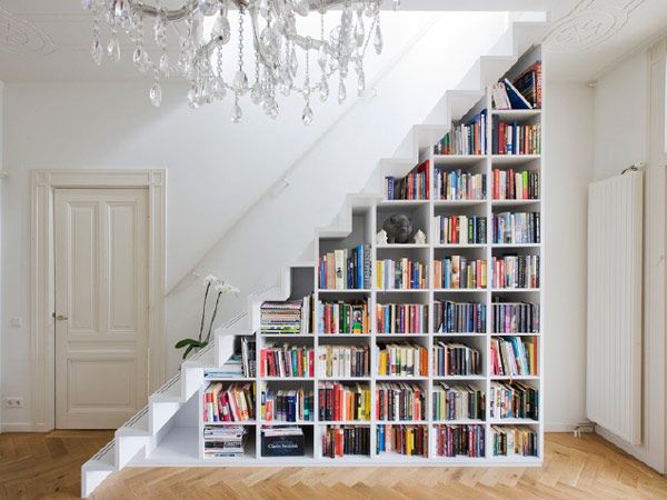 книжный шкаф встроенный в лестницу.jpg