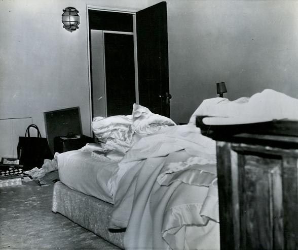 Marilyn-Monroes-bedroom-the-day-she-died.jpg